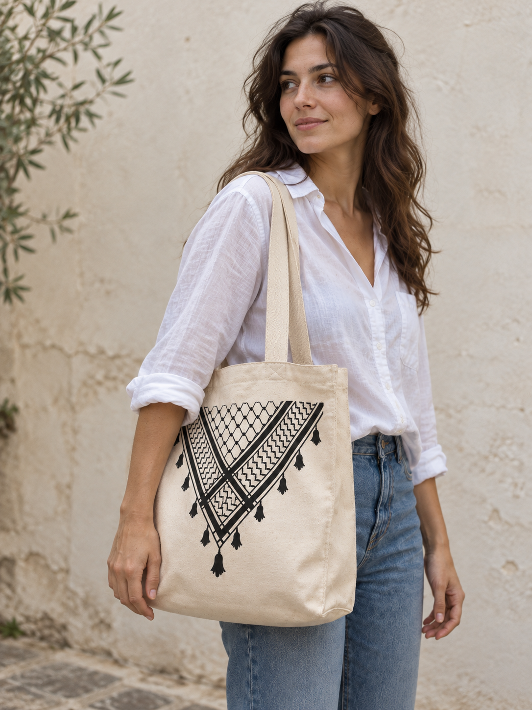 Tote bag Keffieh écru porté à l’épaule — vue lifestyle